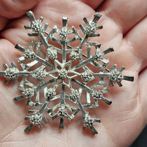 Vintage Silver Tone Open Work Textured Intricate Snowflake Brooch Pin Holiday - Picture 4 of 8
